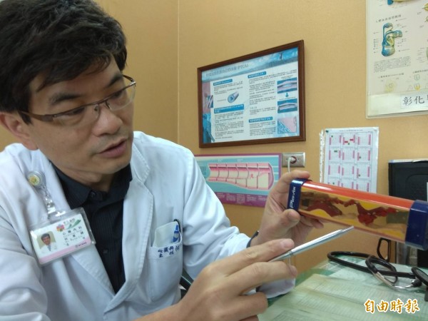 何東錦醫師說明血塊會阻礙血流，引起血栓。（記者陳冠備攝）