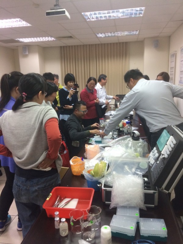 明新科大舉辦農藥自主檢測工作坊，許多參與者帶來想檢測的青菜、水果等農作，並學著自主操作了解檢測過程。 （明新科大提供）