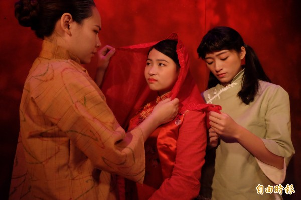 ä¸­å±±å¤§å­¸åå&nbsp;´èè¡å­¸ç³»æ¼åºç¢æ¥­è£½ä½ãå¥³åç´ããï¼è¨èé»æ­ç£æï¼
