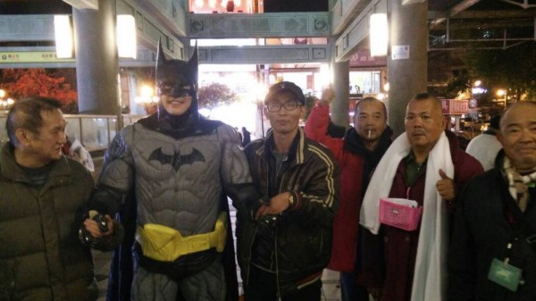 新北市實業家黃炳勳（左二）常穿著蝙蝠俠服裝、騎乘重機，參加寒冬送暖等公益活動。（記者吳仁捷翻攝）