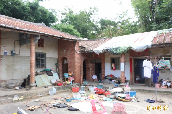 阿蘭嬤住的三合院破舊不堪，屋頂漏水只能以帆布遮掩。（記者鄭名翔攝）
