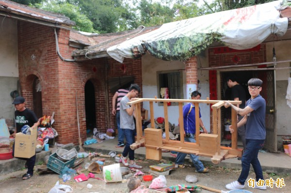 在黃明賜的號召下，卅名熱血志工幫忙打掃阿蘭嬤房子，並協助修繕陋屋。（記者鄭名翔攝）