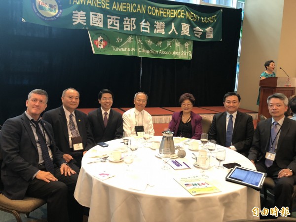 加台會與美西夏令會在溫哥華召開年會,加拿大前聯邦國會議員羅思安(左一),聯邦國會議員黃陳小萍(右三)到場支持並與陳文儀(左三)、吳新興(中),以及加台會會長江文基(左二)合影,右一是駐溫哥華台北經濟文化辦事處處長李志強。(記者張伶銖攝) 加台會與美西夏令會在溫哥華召開年會,加拿大前聯邦國會議員羅思安(左一),聯邦國會議員黃陳小萍(右三)到場支持並與陳文儀(左三)、吳新興(中),以及加台會會長江文基(左二)合影,右一是駐溫哥華台北經濟文化辦事處處長李志強。(記者張伶銖攝)