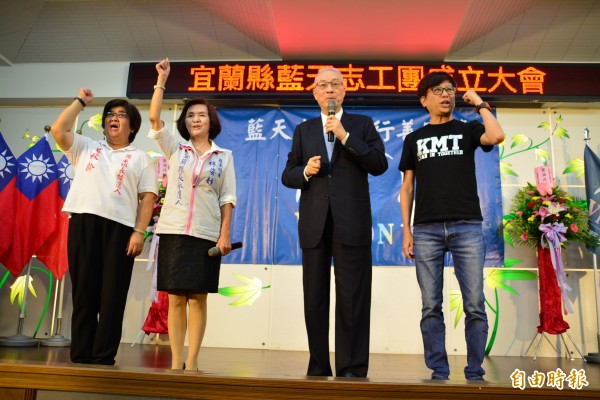 宜縣藍天志工團成立，黨主席吳敦義（右2）到場為黨提名縣長參選人林姿妙（左2）站台。 （記者游明金攝）