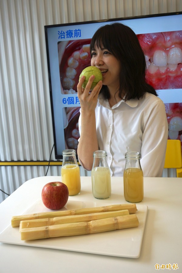 醫師提醒要直接吃水果，適當咬合、耐心咀嚼，促進牙齒健康生長。（記者蔡淑媛攝）