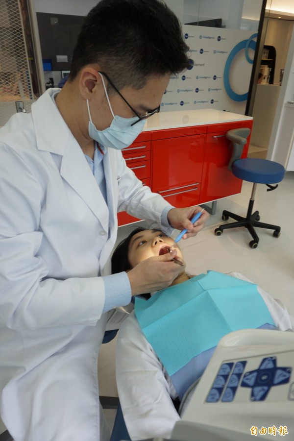 醫師陳易駿提醒家長要觀察小孩牙齒生長並定期就醫檢查。（記者蔡淑媛攝）