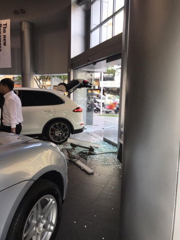 凱燕車將玻璃與部分裝潢撞毀。（資料照）