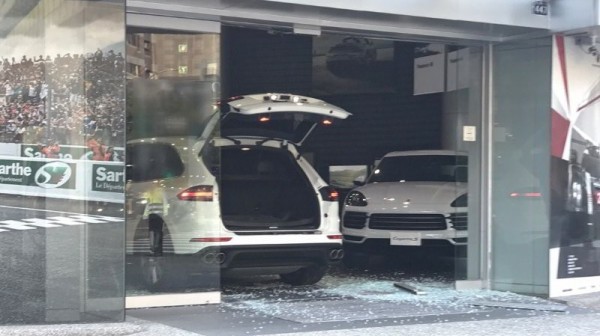 朱泳樺因購車糾紛，駕駛凱燕車撞入展示中心而爆紅。（資料照）