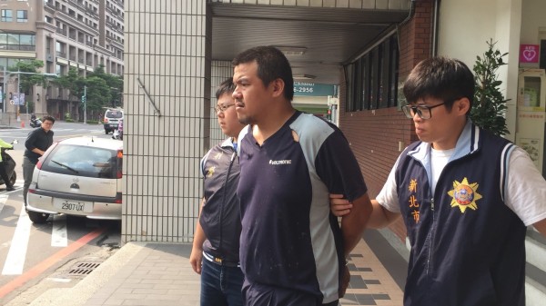 新北警察局自清自檢「斬手專案」涉及偽造文書案,今天配合新北地檢署指揮,督察系統到海山、三峽、新莊、蘆洲、中和與永和等6個分局搜索,不排除進一步約談涉案人員;圖為海山分局日前移送詐欺嫌犯。(記者吳仁捷翻攝) 新北警察局自清自檢「斬手專案」涉及偽造文書案,今天配合新北地檢署指揮,督察系統到海山、三峽、新莊、蘆洲、中和與永和等6個分局搜索,不排除進一步約談涉案人員;圖為海山分局日前移送詐欺嫌犯。(記者吳仁捷翻攝)