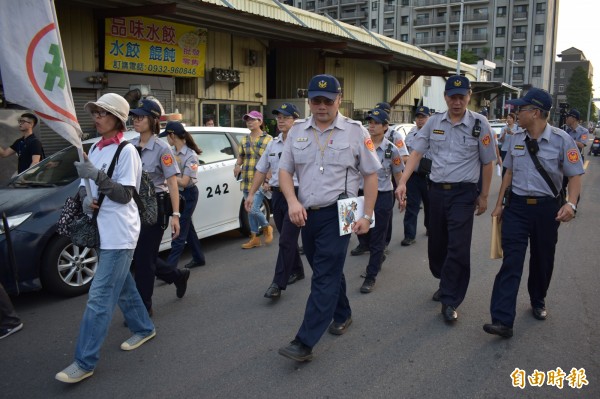 奇景 拔菜總部10人來抗議50警察護送 陪散步 政治 自由時報電子報