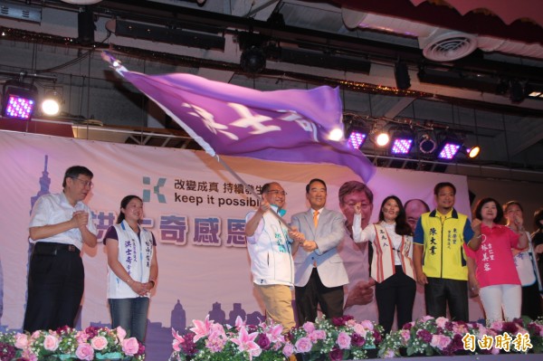 台北市長柯文哲(左一)與親民黨主席宋楚瑜(左四)結盟,上周推舉無黨籍、親民黨議員組成「台北監督連線」親民黨台北市議員參選人洪士奇(左三)今晚舉辦感恩募款餐會,柯文哲與宋楚瑜兩人合體站台。(記者鍾泓良攝) 台北市長柯文哲(左一)與親民黨主席宋楚瑜(左四)結盟,上周推舉無黨籍、親民黨議員組成「台北監督連線」親民黨台北市議員參選人洪士奇(左三)今晚舉辦感恩募款餐會,柯文哲與宋楚瑜兩人合體站台。(記者鍾泓良攝)