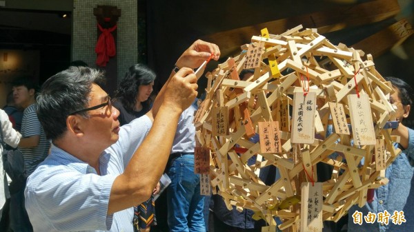 台北科技大學木藝中心《福鉋》系列特展,將跨海到美國華府雙橡園展出,10月10日國慶晚宴現場,將以國寶工藝家親製的鉋刀,刨製台灣道地的傳統小吃「花生捲冰淇淋」,讓國際嘉賓耳目一新。今天舉辦行前記者會,掛上儀式祈福牌。(記者林曉雲攝) 台北科技大學木藝中心《福鉋》系列特展,將跨海到美國華府雙橡園展出,10月10日國慶晚宴現場,將以國寶工藝家親製的鉋刀,刨製台灣道地的傳統小吃「花生捲冰淇淋」,讓國際嘉賓耳目一新。今天舉辦行前記者會,掛上儀式祈福牌。(記者林曉雲攝)