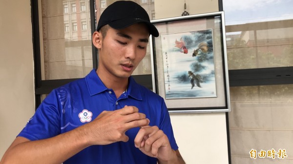 亞運反曲弓射箭團體男子組金牌國手羅偉旻說,年初獲選亞運國手後,教練要求他調整右手指勾弦的姿勢,以免較無力的右手無名指影響箭矢放飛後的穩定度,但他最後相信自己,用勤能補拙的方式克服而摘金。(記者黃美珠攝) 亞運反曲弓射箭團體男子組金牌國手羅偉旻說,年初獲選亞運國手後,教練要求他調整右手指勾弦的姿勢,以免較無力的右手無名指影響箭矢放飛後的穩定度,但他最後相信自己,用勤能補拙的方式克服而摘金。(記者黃美珠攝)