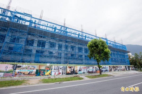 花蓮青年住宅歷經4次流漂,去年底開始發包興建,目前A、B、C三棟主體完成,但因訂購率和保證金太低,代理縣長蔡碧仲擔心再蓋下去恐會拖垮財政,經重新檢討後,下令暫緩後續D、E、F、G4棟大樓的興建。(記者王峻祺攝) 花蓮青年住宅歷經4次流漂,去年底開始發包興建,目前A、B、C三棟主體完成,但因訂購率和保證金太低,代理縣長蔡碧仲擔心再蓋下去恐會拖垮財政,經重新檢討後,下令暫緩後續D、E、F、G4棟大樓的興建。(記者王峻祺攝)