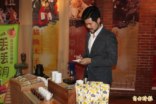 禮盒由在地咖啡業者「虎咖啡」老闆林楷偉製作。（記者林敬倫攝）