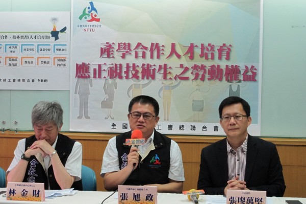 新課綱明年上路,擬在技術型高中(高職)推動實作評量,全教總法務中心執行長林金財(左 )今天要求教育部應全面停辦,以避免和現行技能證照重疊,無謂加重高職學生的負擔。圖為日前全教總開記者會呼籲正視技術生之勞動權益。(圖由全教總提供) 新課綱明年上路,擬在技術型高中(高職)推動實作評量,全教總法務中心執行長林金財(左 )今天要求教育部應全面停辦,以避免和現行技能證照重疊,無謂加重高職學生的負擔。圖為日前全教總開記者會呼籲正視技術生之勞動權益。(圖由全教總提供)