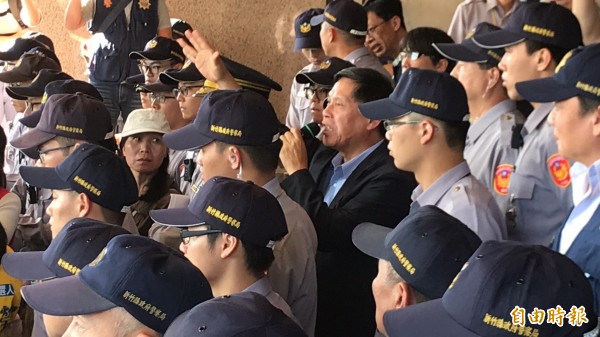 新竹縣政府秘書長蔡榮光(持麥克風者)不斷拉高分貝呼籲陳情鄉親「人人都得填寫、繳交申請書」,縣府才有更多憑據依法重開地評會。不要誤信:不用交、或錯以為同地段有地主代表交就可,那是讓自己的權利睡著了!(記者黃美珠攝) 新竹縣政府秘書長蔡榮光(持麥克風者)不斷拉高分貝呼籲陳情鄉親「人人都得填寫、繳交申請書」,縣府才有更多憑據依法重開地評會。不要誤信:不用交、或錯以為同地段有地主代表交就可,那是讓自己的權利睡著了!(記者黃美珠攝)