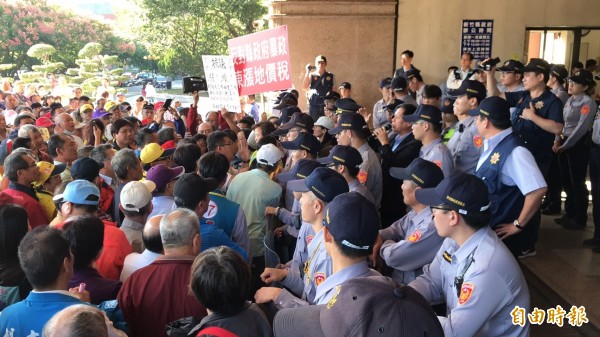 新竹縣政府秘書長蔡榮光(持麥克風者)不斷拉高分貝呼籲陳情鄉親「人人都得填寫、繳交申請書」,縣府才有更多憑據依法重開地評會。不要誤信:不用交、或錯以為同地段有地主代表交就可,那是讓自己的權利睡著了!(記者黃美珠攝) 新竹縣政府秘書長蔡榮光(持麥克風者)不斷拉高分貝呼籲陳情鄉親「人人都得填寫、繳交申請書」,縣府才有更多憑據依法重開地評會。不要誤信:不用交、或錯以為同地段有地主代表交就可,那是讓自己的權利睡著了!(記者黃美珠攝)