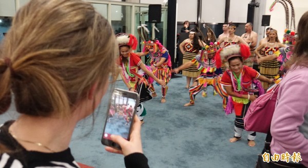 睽違13年的紐西蘭航空，今天今天晚間再度重返台灣的天，桃園機場以原住民組成的舞蹈團在空橋門口以舞蹈迎接下機旅客，旅客也興奮的拿出手機拍照記錄這歷史的一刻。（記者姚介修攝）