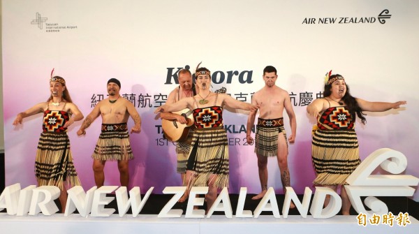 首航慶祝儀式紐西蘭航空則以紐西蘭原住民毛利人組成的舞蹈團表演傳統舞蹈進行雙方文化交融，貴賓也在舞臺上合影留念。 （記者姚介修攝）