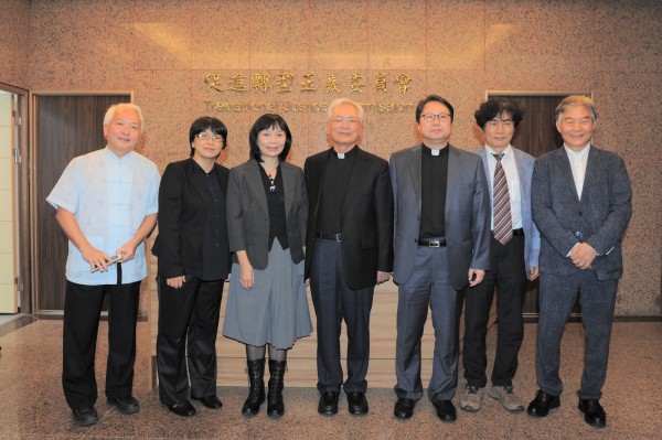 前韓國促轉會委員長宋基寅神父(右4)、釜山加圖利大學校長金永圭(右3)、釜山良書協同組合顧問崔準永(右2)、釜山民主抗爭紀念事業會理事文正見(右1),今天至促轉會與代理主委楊翠(左3)等人見面交流。(促轉會提供) 前韓國促轉會委員長宋基寅神父(右4)、釜山加圖利大學校長金永圭(右3)、釜山良書協同組合顧問崔準永(右2)、釜山民主抗爭紀念事業會理事文正見(右1),今天至促轉會與代理主委楊翠(左3)等人見面交流。(促轉會提供)
