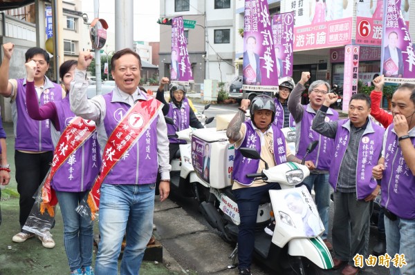 無黨籍宜蘭縣長參選人林信華，今從宜蘭市民族路出發掃街，啟動競選活動。（記者林敬倫攝）