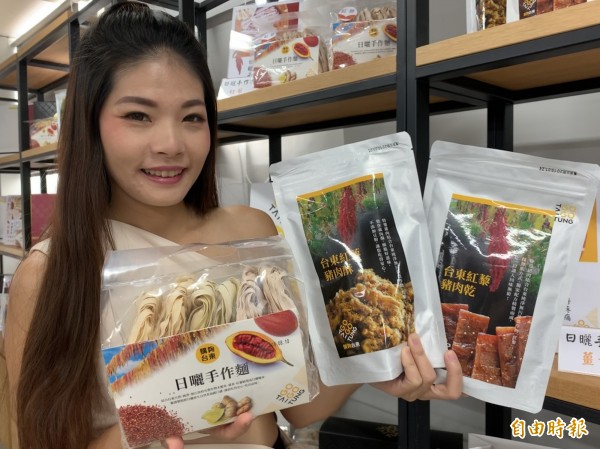 台東農產公司研發推出多款健康產品。(記者張存薇攝)