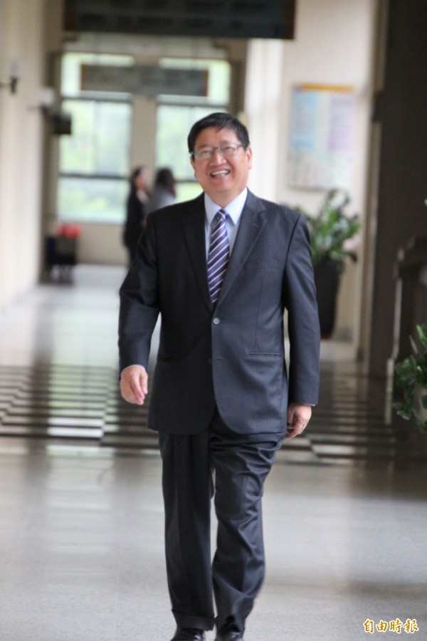 新竹縣新科縣長楊文科外型憨厚、跟人互動溫和,看似「鴿派」的領袖人物,但面對公務的行事作風卻屬「鷹派」,執著品質且講究速度跟效率。而歷經選舉洗禮後,他坦言人類的「狼性」再被召喚出來,將以狼的堅強,面對、承擔未來所有縣政的挑戰,走對的路。(記者黃美珠攝) 新竹縣新科縣長楊文科外型憨厚、跟人互動溫和,看似「鴿派」的領袖人物,但面對公務的行事作風卻屬「鷹派」,執著品質且講究速度跟效率。而歷經選舉洗禮後,他坦言人類的「狼性」再被召喚出來,將以狼的堅強,面對、承擔未來所有縣政的挑戰,走對的路。(記者黃美珠攝)