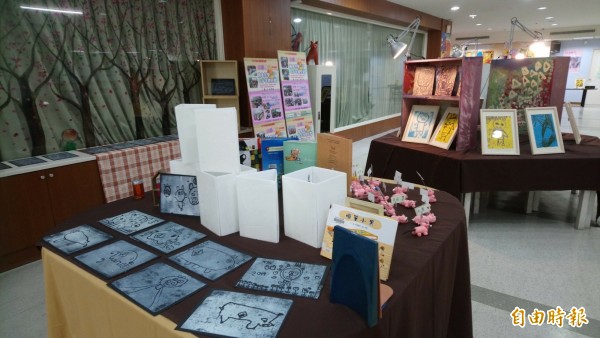 事如意手作創藝展本週起在高市文化中心圖書分館舉行。（記者王榮祥攝）