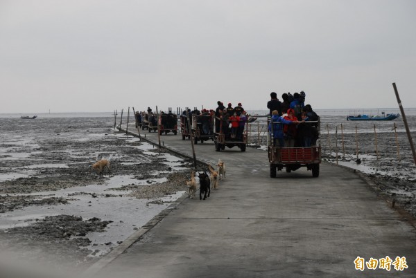 地方對於彰化外海劃入「國家級溼地」仍有疑慮，卻不見官方到場說明。（記者顏宏駿攝）