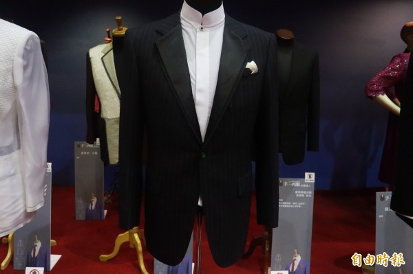 黃勇任針對西服的領子做出變化，讓他做的的西服可以變成禮服、正裝或者歐式套裝等最多3種變化。（記者林敬倫攝）