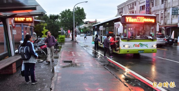 宜蘭縣政府轄下公車路線共有五十條，縣府擬在明年統一收費方式，全面改為段次收費，原本採里程計價的路線，票價可望降低，讓學生通勤族受惠。（記者張議晨攝）