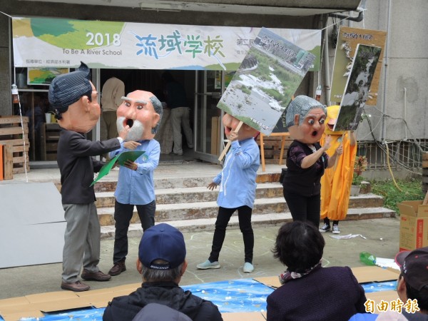 環保社團用行動劇演出保育河川的重要性。(記者翁聿煌攝) 環保社團用行動劇演出保育河川的重要性。(記者翁聿煌攝)