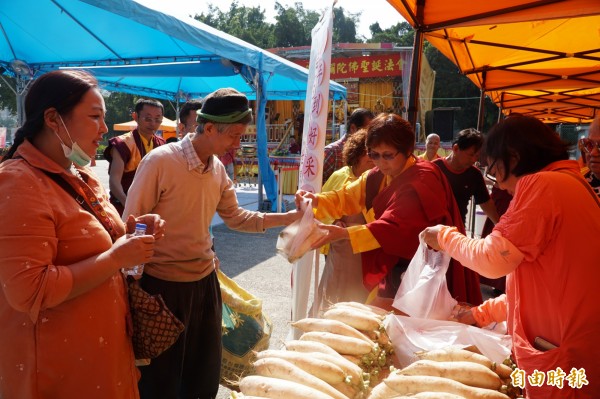 世界佛教正心會向產地農民購置2000多斤白玉蘿蔔及翠玉金瓜，在每場誦經法會圓滿後，也分送給誦經的民眾。（記者張忠義攝）