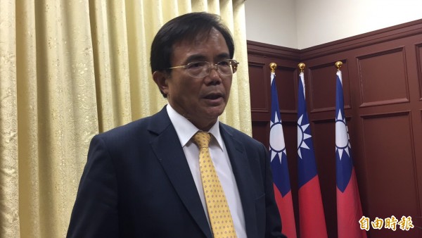 花蓮縣代理縣長蔡碧仲今用24個字,總結代理期間的感觸,表示治理縣政過程一切「依法行政、行政中立」,未來將永遠「愛戀花蓮、護衛洄瀾」,更語帶玄機地說「百日維新、必有迴響!」字字語句鏗鏘、堅定。(記者王峻祺攝) 花蓮縣代理縣長蔡碧仲今用24個字,總結代理期間的感觸,表示治理縣政過程一切「依法行政、行政中立」,未來將永遠「愛戀花蓮、護衛洄瀾」,更語帶玄機地說「百日維新、必有迴響!」字字語句鏗鏘、堅定。(記者王峻祺攝)