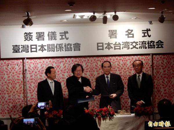 第3屆「台日海洋事務合作對話會議」27日於東京召開,台灣日本關係協會會長邱義仁(左2)與日本台灣交流協會會長大橋光夫(右2)傍晚簽定「台日走私及非法入出國應處合作」、「海洋科學合作」兩項備忘錄,駐日代表謝長廷(左)與交流協會理事長谷崎泰明(右)觀禮。(記者林翠儀攝) 第3屆「台日海洋事務合作對話會議」27日於東京召開,台灣日本關係協會會長邱義仁(左2)與日本台灣交流協會會長大橋光夫(右2)傍晚簽定「台日走私及非法入出國應處合作」、「海洋科學合作」兩項備忘錄,駐日代表謝長廷(左)與交流協會理事長谷崎泰明(右)觀禮。(記者林翠儀攝)