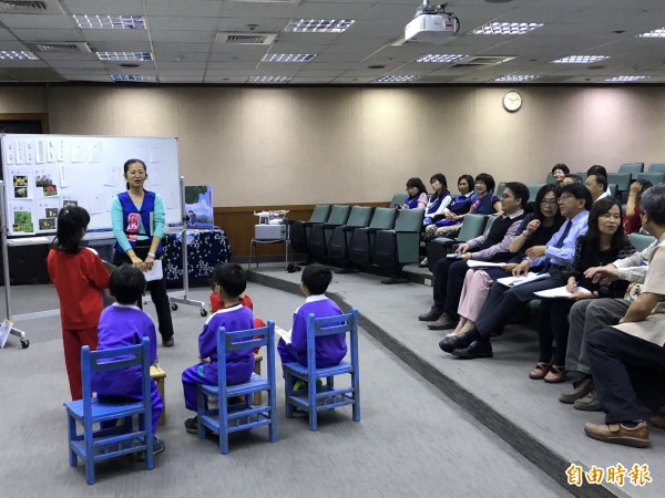 發表會中，萬巒國小用客家本位教材進行教學演示。（記者羅欣貞攝）