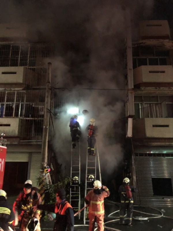 消防員到場搶救，火警釀2死1傷不幸。（記者湯世名翻攝）