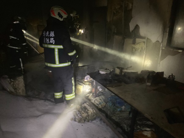 消防員進屋清查時赫然發現母子2人已無生命跡象，送醫仍告不治。鄰居1名老婦也被濃煙嗆傷，所幸無生命危險。（記者湯世名翻攝）