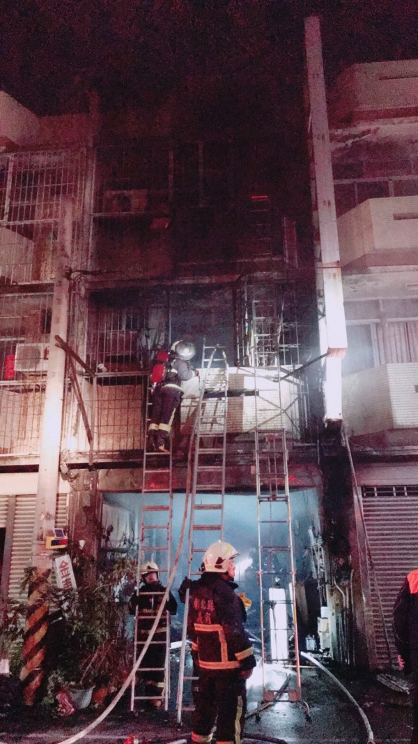 彰化縣福興鄉今天凌晨驚傳透天民宅火災，消防員搶救，仍釀2死1傷不幸。（記者湯世名翻攝）
