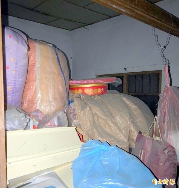 南投縣竹山鎮林姓阿嬤住家資源回收雜物,堆到快碰到天花板。(記者謝介裕攝) 南投縣竹山鎮林姓阿嬤住家資源回收雜物,堆到快碰到天花板。(記者謝介裕攝)
