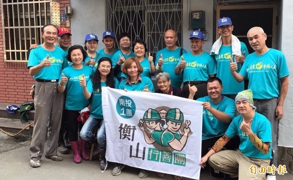 南投縣竹山鎮林姓阿嬤住家整修完工後,竹山秀傳醫院及衡山基金會竹山行善團志工們與阿嬤(前排右3)一起開心合照。(記者謝介裕攝) 南投縣竹山鎮林姓阿嬤住家整修完工後,竹山秀傳醫院及衡山基金會竹山行善團志工們與阿嬤(前排右3)一起開心合照。(記者謝介裕攝)