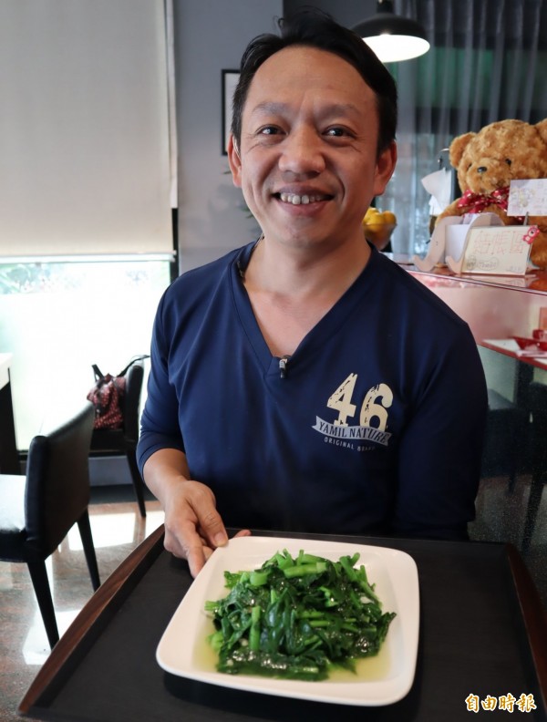 「農業賢拜」賴明岐,開設「膳禾軒私房料理溯源餐廳」,食材皆採用有機或具生產履歷的蔬菜或肉品,民眾吃了更安心。(記者歐素美攝) 「農業賢拜」賴明岐,開設「膳禾軒私房料理溯源餐廳」,食材皆採用有機或具生產履歷的蔬菜或肉品,民眾吃了更安心。(記者歐素美攝)