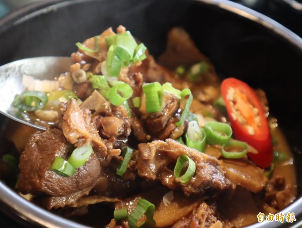 「膳禾軒」的燜鴨,採用花雕酒料理,吃起來更香更入味。(記者歐素美攝) 「膳禾軒」的燜鴨,採用花雕酒料理,吃起來更香更入味。(記者歐素美攝)