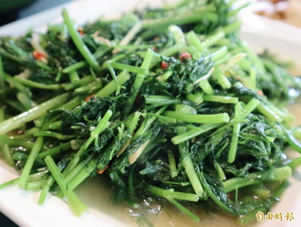 茴香是賴明岐父親栽種,十分鮮嫰。(記者歐素美攝) 茴香是賴明岐父親栽種,十分鮮嫰。(記者歐素美攝)