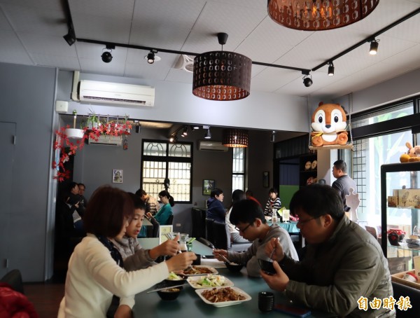 膳禾軒的用餐空間,輕鬆自在。(記者歐素美攝) 膳禾軒的用餐空間,輕鬆自在。(記者歐素美攝)