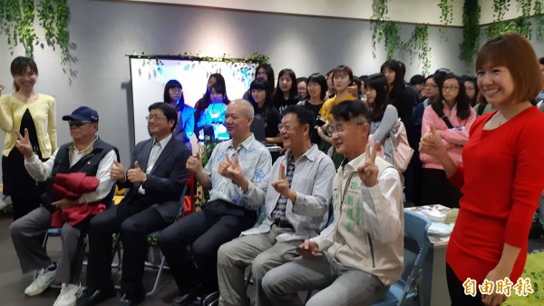 台東大學華語文學系四年級舉辦「返語入深林」文學專題展，今天在台東生活美學館開幕。（記者黃明堂攝）