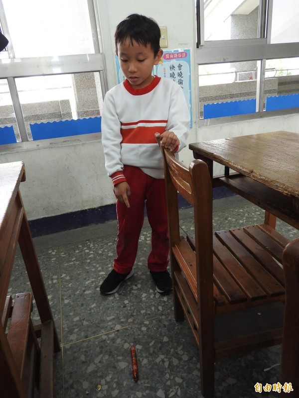非洲豬瘟疫情不容輕忽，埔里國小1間教室上午有學童發現1根中國製火腿腸零嘴，趕緊通報老師。（記者佟振國攝）