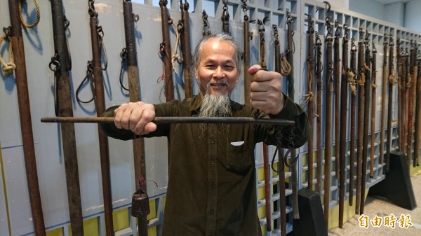 藝術家蕭永騰展示收藏的第一把秤和大秤。（記者楊金城攝）