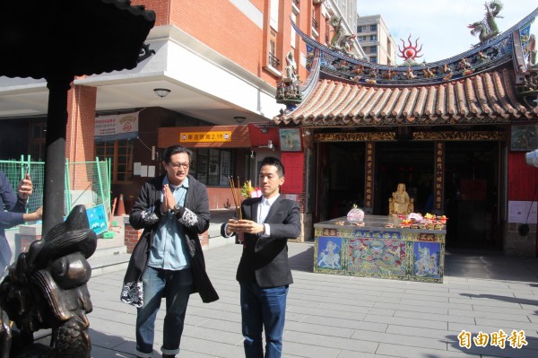 何志伟到霞海城隍庙开直播参拜,除了一边介绍参拜流程及为自己祈福,他也提到,霞海城隍庙不仅仅是求姻缘,城隍爷更是主持公义及保护健康的神明,因此希望可以保佑台湾挺过非洲猪瘟,不要重演当年口蹄疫的惨状。(记者锺泓良摄) 何志伟到霞海城隍庙开直播参拜,除了一边介绍参拜流程及为自己祈福,他也提到,霞海城隍庙不仅仅是求姻缘,城隍爷更是主持公义及保护健康的神明,因此希望可以保佑台湾挺过非洲猪瘟,不要重演当年口蹄疫的惨状。(记者锺泓良摄)